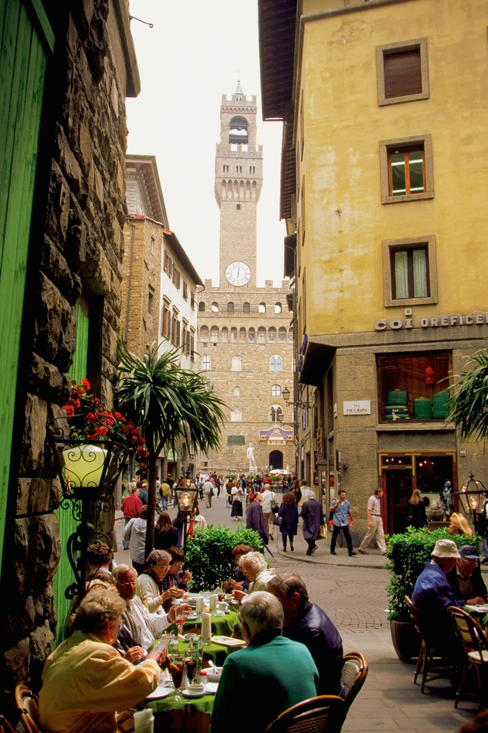 Tourists eating at sidewalk cafe, Palazzo Vecchio