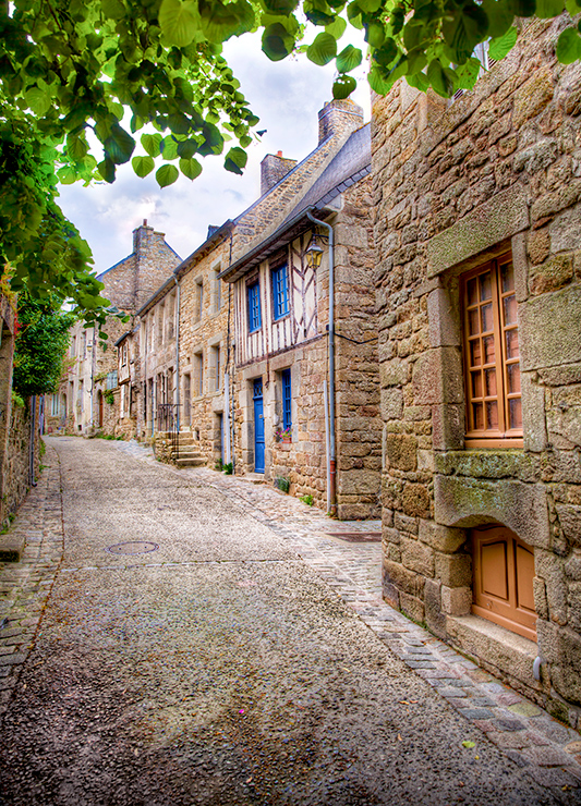 Medieval stone houses in Moncontour - © RolfSt/iStock/Thinkstock