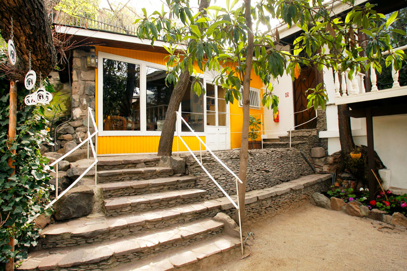 La Chascona summer bar exterior - © Archivo Fundación Pablo Neruda