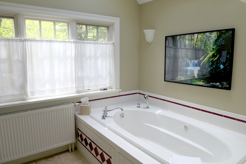 Bath in our suite at Four Columns Inn - Photo by Hideaway Report editor
